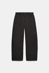 Pantalón de tiro medio con corte wide leg y diseño de rayas verticales a contraste. Cuenta con cintura con trabillas, cierre frontal con cremallera y botón, y cinco bolsillos.