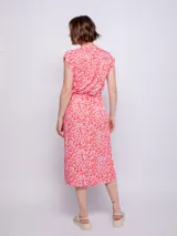 Vestido midi estampado con cuello redondo y mangas cortas. Incluye cinturón de lazo en la cintura.