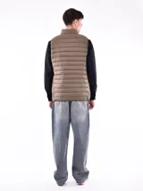 Chaleco acolchado negro con cierre frontal, cuello alto y diseño sin mangas.
