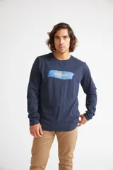Remera de manga larga color azul marino, con cuello redondo y estampado frontal con el logo de la marca sobre un diseño de pincelada.