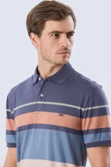 Remera polo de manga corta con diseño de franjas horizontales en tonos azul, salmón, celeste y beige. Cuenta con cuello clásico y cierre frontal de dos botones.