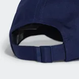 Gorra Adidas de béisbol color azul marino, con visera precurvada y el logo de las 3 Barras bordado en blanco en el frente.