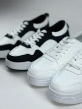 Championes blancos de estilo casual, con cordones y suela de goma.