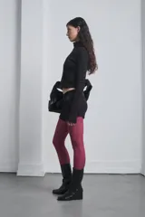 Mini short negro de lycra con elástico en la cintura.