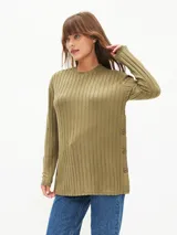 Remera verde oliva de tejido de punto acanalado, con cuello redondo y mangas largas. Detalle de botones en el lateral.