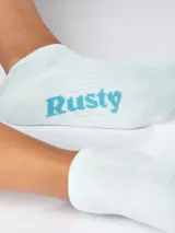 Medias cortas celestes con el nombre de la marca Rusty estampado en azul en la planta del pie.