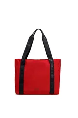 Cartera tipo tote bag color negro con asas de tela fucsia estampadas con el logo "Love Oreiro". Cuenta con cierre de cordón ajustable en la parte superior y un bolsillo frontal con cierre y tirador de labios fucsia.