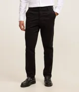 Pantalón slim de sastrería de color gris claro, confeccionado en sarga de algodón con elastano, con cierre frontal de botón y cremallera, y bolsillos.