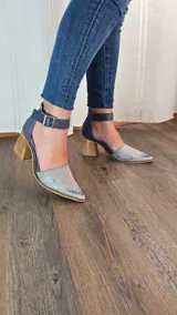 Zapatos de tacón estilo stiletto color gris con punta fina texturizada efecto reptil, talón y tira al tobillo en color azul marino, con taco ancho de madera y hebilla metálica.
