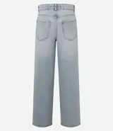 Pantalón wide leg de tiro medio confeccionado en denim de algodón. Presenta un diseño de cintura cruzada con cierre tradicional, trabillas para cinturón y bolsillos funcionales.