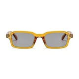 Gafas de sol con marco rectangular de plástico reciclado en color ámbar translúcido y cristales oscuros con filtro UV 400.