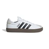 Championes Adidas modelo VL Court, con diseño de inspiración skate. Presentan una parte superior de cuero sintético blanco con las icónicas tres bandas laterales en negro y detalles en gamuza gris en la puntera y el talón. Cuentan con una suela de caucho vulcanizado en color marrón oscuro que proporciona durabilidad y un estilo urbano.