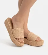 Sandalias flatform Satinato color beige, con tira ancha de superficie trenzada y suela de plataforma plana con detalle revestido en el mismo diseño.