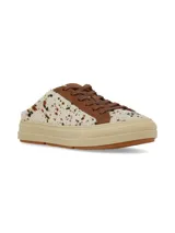Zuecos estilo champión destalonados, con diseño estampado tipo animal print de vaca en tonos blanco, marrón y negro, pasadores marrones y suela de plataforma en tono tostado.