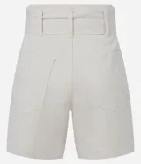 Short de cintura media color crudo, con cinturón de lazo y bolsillos laterales.