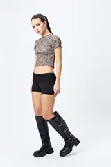 Short negro de punto con textura acanalada.