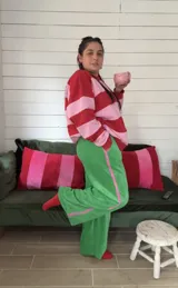 Pantalón de jogging tipo track de plush color verde, con cintura elástica y franja lateral de terciopelo en color rosa.