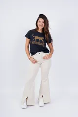 Pantalón oxford negro con costuras frontales y aberturas en el ruedo.