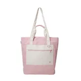 Bolso tipo tote bag color rosa con bolsillo frontal y asas en tono crudo. Cuenta con tiras largas para el hombro y asas cortas de mano, además de un bolsillo delantero con cierre y detalle de argolla metálica.