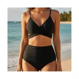 Conjunto de bikini negro de tiro alto, compuesto por un corpiño triangular con diseño cruzado en el frente y tirantes finos regulables, y una bombacha de corte clásico y talle alto.