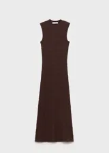 Vestido midi marrón con textura, diseño entallado, cuello perkins y sin mangas.