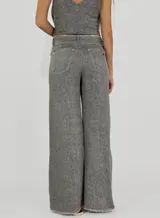 Pantalón de tiro alto color ladrillo, de corte palazzo con aberturas laterales en el ruedo y terminación desflecada.