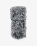 Bufanda de pelo sintético en color gris, con diseño de textura suave y forro interior a tono.
