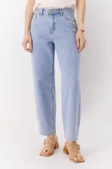 Pantalón de jean celeste claro, de corte recto y tiro alto.
