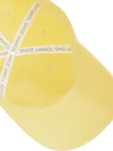 Gorra de béisbol amarilla con logo de Tommy Jeans bordado en el frente.