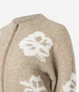 Cardigan cropped color beige con estampado de flores blancas, cuello redondo, cierre frontal con cremallera y mangas largas.
