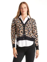 Buzo de la marca Ninety con estampado animal print en tonos beige, negro y blanco. Presenta cuello en V con solapa y botones frontales, simulando una camisa blanca debajo. Las mangas son largas y el ruedo también simula el de una camisa.