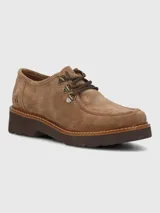 Zapato de estilo casual confeccionado en descarne color marrón, con diseño de cordones, ojales metálicos y suela gruesa de EVA.