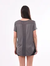 Remera deportiva de manga corta, color gris, de corte holgado con dobladillo redondeado.