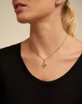 Dije charm con forma de cruz minimalista, bañado en plata. Compatible con pulseras y collares. Diseño unisex.