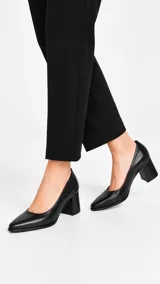 Zapatos de tacón alto de cuero negro, con punta cuadrada y taco bloque forrado.