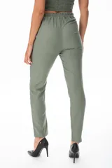 Pantalón de vestir verde musgo con corte recto, bolsillos laterales y tiro alto.