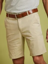 Bermuda de gabardina color beige, con bolsillos laterales y traseros, y presillas para cinturón.