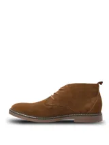 Botas tipo chukka Hush Puppies modelo New Safari, confeccionadas en descarne color marrón tostado. Presentan cordones al tono, costuras reforzadas en la suela y detalle de etiqueta con franjas en el talón.