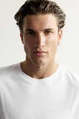 Remera manga larga blanca de corte relaxed fit, con cuello redondo y diseño liso de algodón.