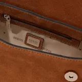Cartera tipo baguette de Guess, color marrón, confeccionada en material sintético con textura similar a la gamuza. Presenta un diseño estructurado con solapa frontal, logo triangular metálico y herrajes dorados. Incluye una correa fija para el hombro y una correa adicional desmontable y regulable.