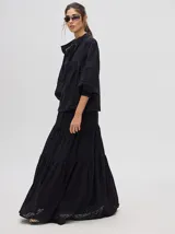 Camisa de broderie de algodón color negro, con diseño de calados, cuello mao con cierre de botones, mangas abullonadas con puños fruncidos y detalles de galones con transparencias.