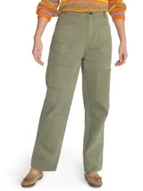 Pantalón estilo cargo de tiro alto, confeccionado en algodón orgánico. Presenta diseño con detalles de patchwork en dos tonalidades de verde, cierre tradicional, bolsillos frontales y refuerzos en las rodillas.