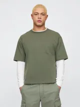 Remera color beige de corte holgado y mangas cortas.