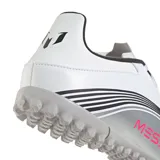 Championes de fútbol Adidas modelo F50 Messi Club TF, diseñados para canchas de césped sintético. Presentan un diseño en color blanco con detalles en plateado, negro y rosa neón, incluyendo la inscripción Messi en el lateral y las icónicas tres tiras de la marca.