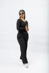 Pantalón palazzo de punto acanalado color marrón oscuro, con cintura elástica y corte holgado.