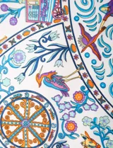 Bandana de satén estampada con motivos florales y geométricos en tonos violeta, azul, naranja y blanco.