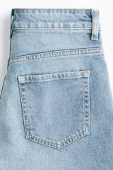 Short de denim de algodón levemente elástico, modelo clásico de cinco bolsillos con cierre y botón metálico.