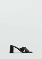 Sandalias de tacón bloque color negro, con diseño destalonado y tiras cruzadas en la parte delantera.