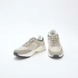 Zapatillas de running confeccionadas en una combinación de malla y ante, con diseño tricolor en tonos gris, beige y blanco. Presentan cordones al tono y suela de goma con refuerzo en la puntera.