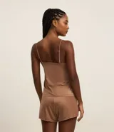 Conjunto de pijama color marrón, compuesto por un top de breteles finos con detalle de encaje en el escote y un short con cintura elástica.